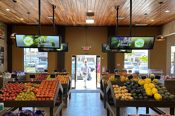 Sinalização digital para 8 supermercados