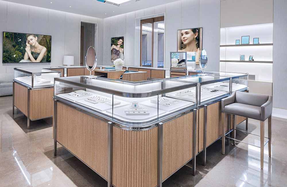 โซลูชันป้ายดิจิทัลสำหรับการแสดงผลิตภัณฑ์และการส่งเสริมการขายที่ Yee Boutique Jewelry Store สหราชอาณาจักร